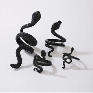 NWOT Set of 4 Black Snake Rings 🐍